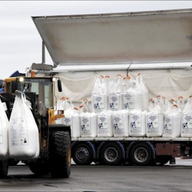 Belor Agron Kouvolan terminaaliin mahtuu 20 000 tonnia lannoitteita varastoon. Belor Agron lannoitteisiin saa nyt myös hiveniä ja seleeniä. Jaana Kankaanpää