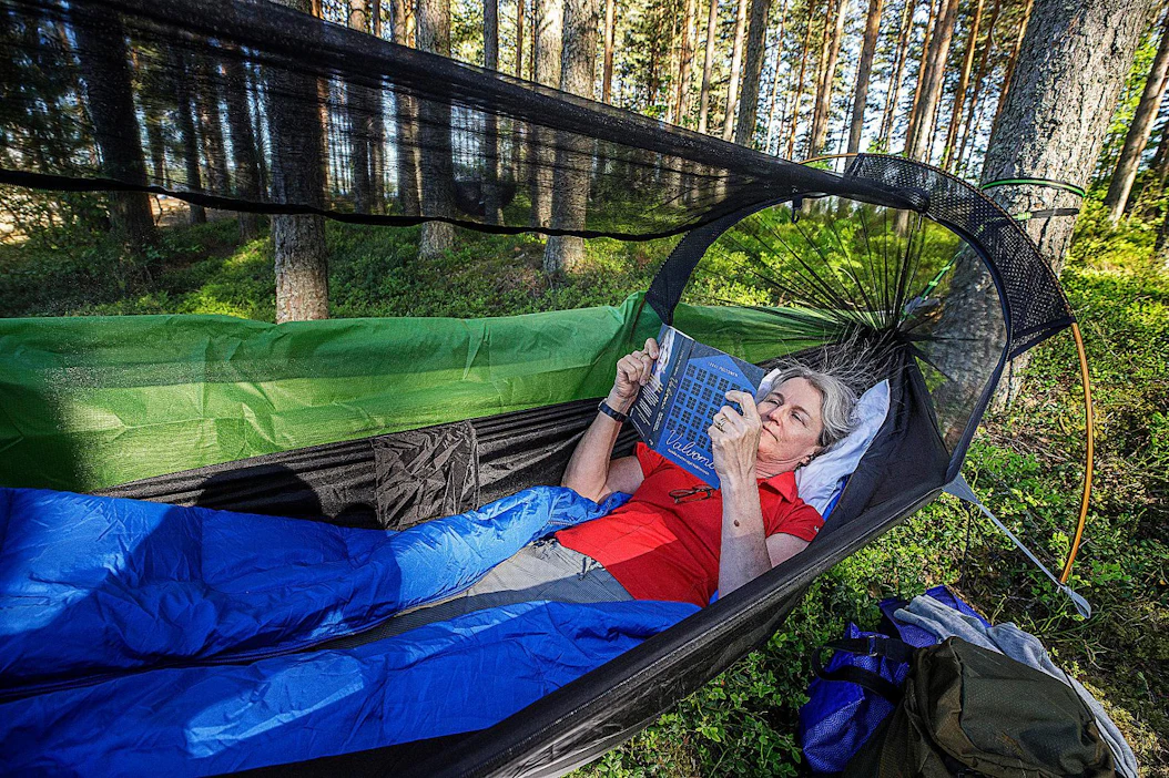 Pieni tyyny osoittautuu hyväksi varusteeksi. Valoisassa kesäyössä näkee lukea ilman otsalamppua.
