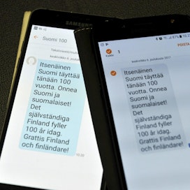 Valtioneuvoston kanslian Suomi 100 -organisaatio lähettää miljoonittain tekstiviestejä itsenäisyyspäivänä.  LEHTIKUVA / TIMO JAAKONAHO