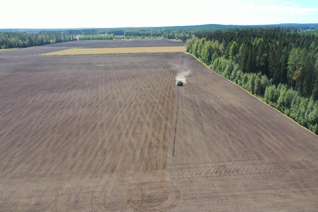 Ilmajoella Mikko Mäki-Latvala kylvi rukiin toissa viikolla.