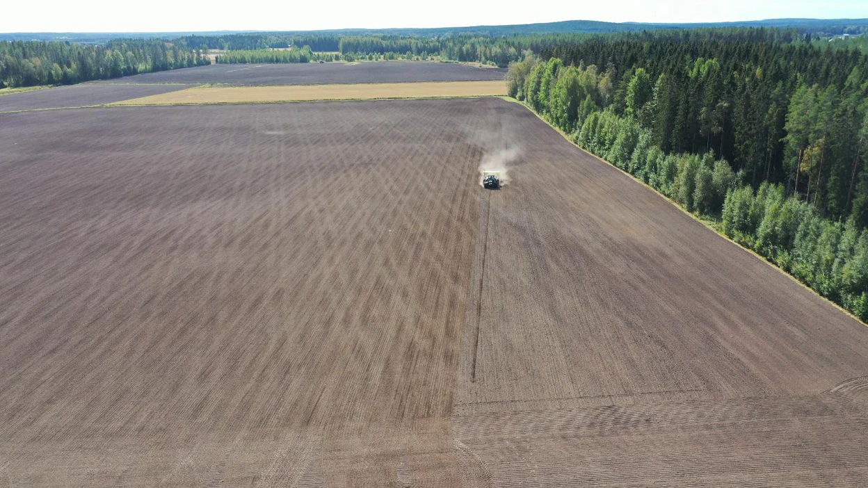 Ilmajoella Mikko Mäki-Latvala kylvi rukiin toissa viikolla.