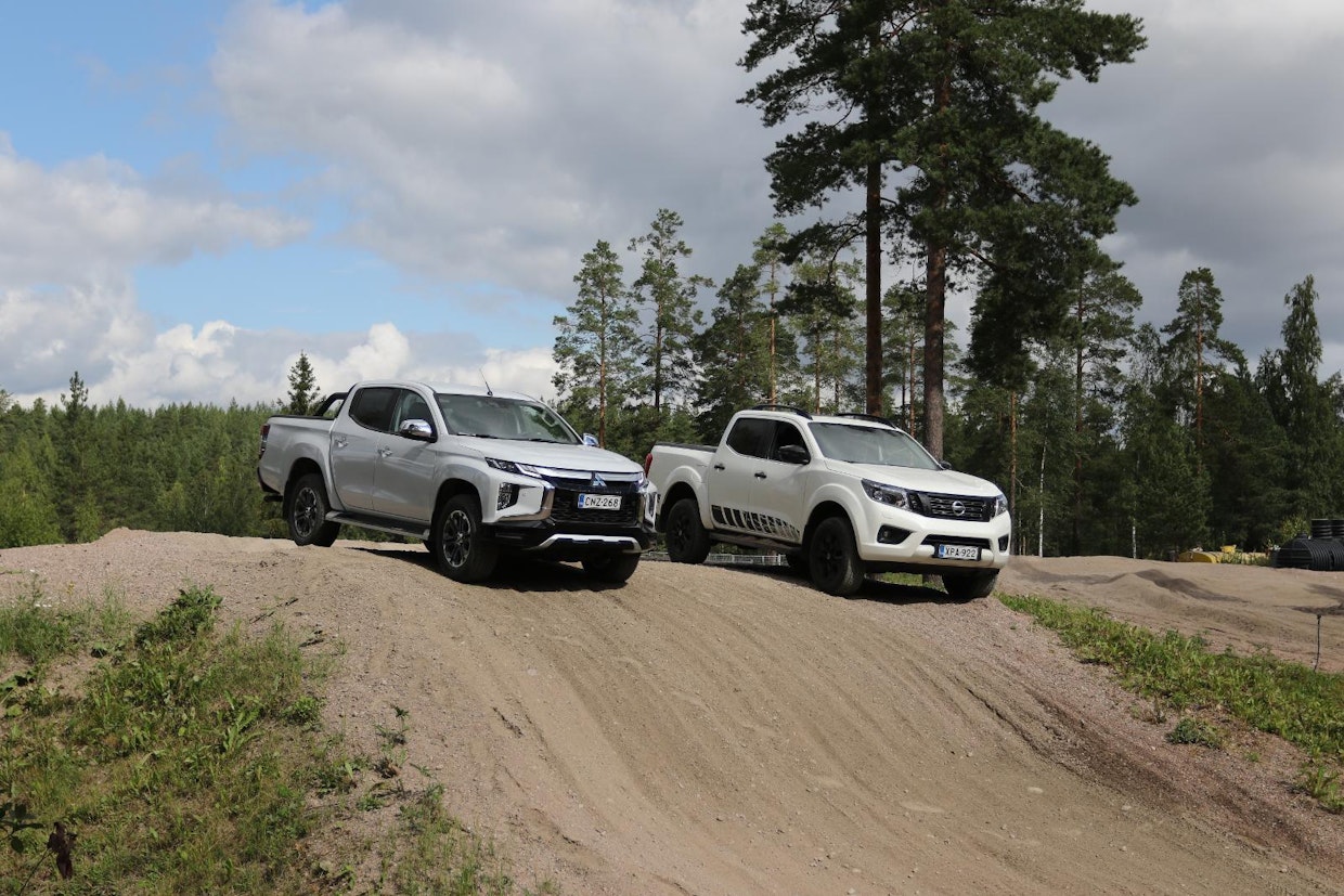 Koneviesti vertailussa olivat vastakkain kaksi japanilaista avolava-autoa: Mitsubishi L200 ja Nissan Navara.