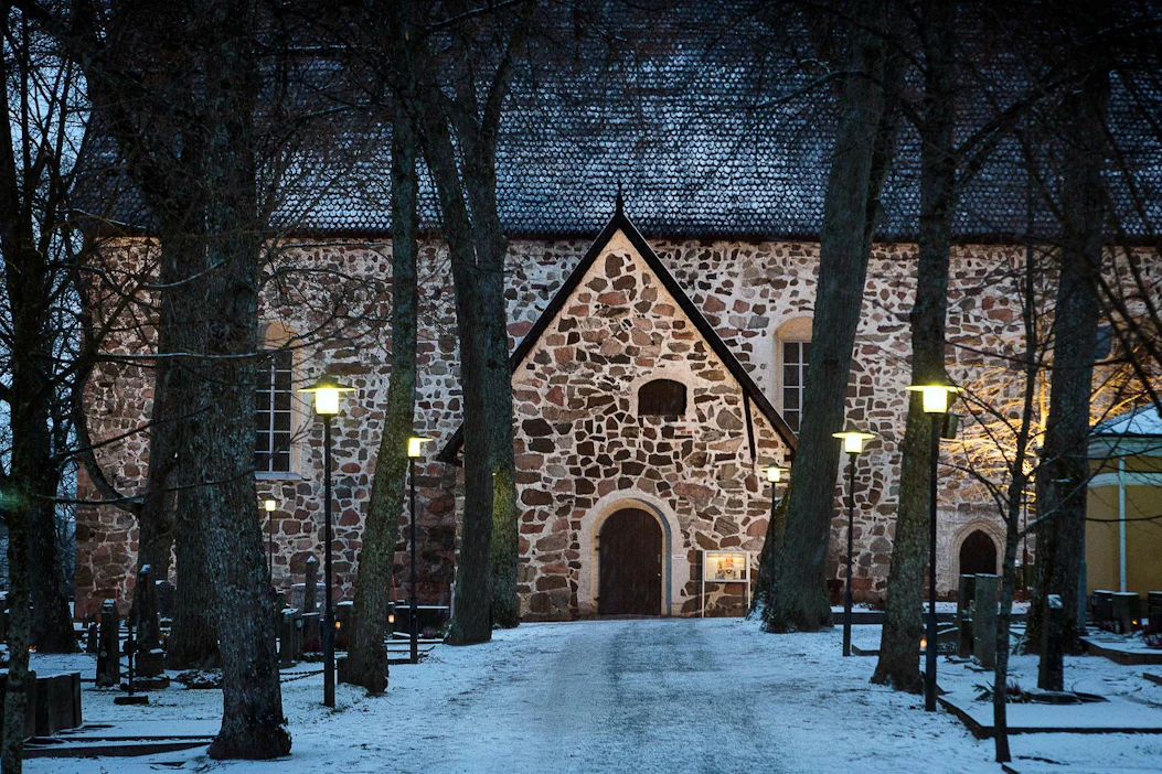 Apulaisoikeusasiamies Pasi Pölösen ratkaisu on johtanut kirkossa pidettävien joulujuhlien perumiseen joillain paikkakunnilla.