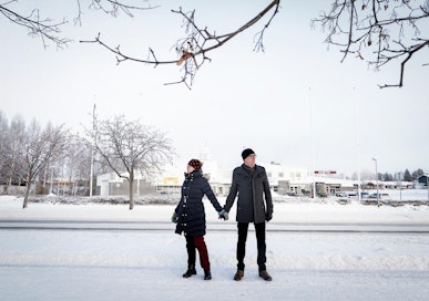 Jouni ja Janet Tervashonka kävivät 8. joulukuuta Joutsassa 20 asteen pakkasessa. Torilla oli hiljaista.
