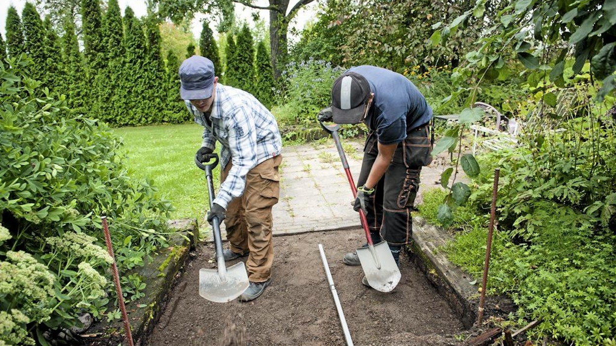 Puutarha-alan opiskelijat tekemässä puutarhaportaiden pohjia.