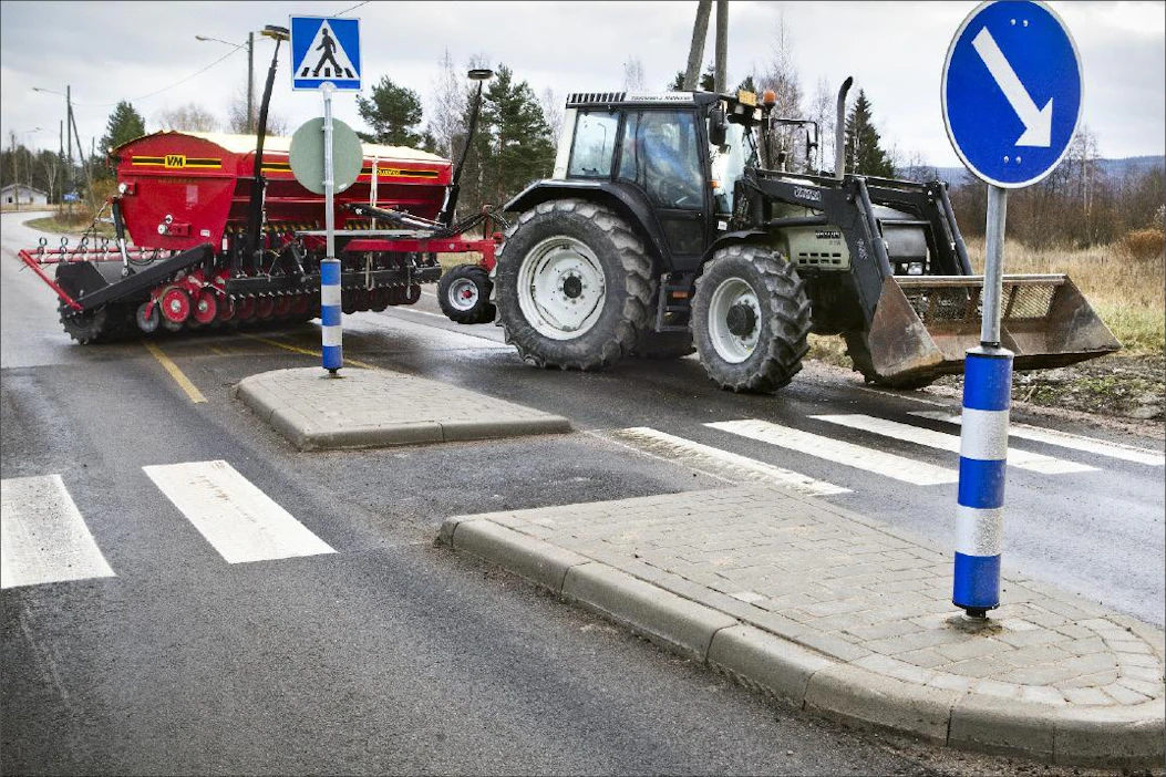 Hollolan viljelijät pystyvät kiertämään suojatiesaarekkeen vastaantulevien kaistan kautta, sillä sen varrella ei ole korotettua pyörätietä. Ajotapa on kuitenkin laiton ja vaarallinen. Kari Salonen
