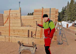 Hirsinen rakennus kelpaa moneen tarpeeseen. Haastatteluhetkellä työn alla oli hirsikehikko muusikkoperheen harjoittelutilaksi, Vesa Sairanen kertoo.
