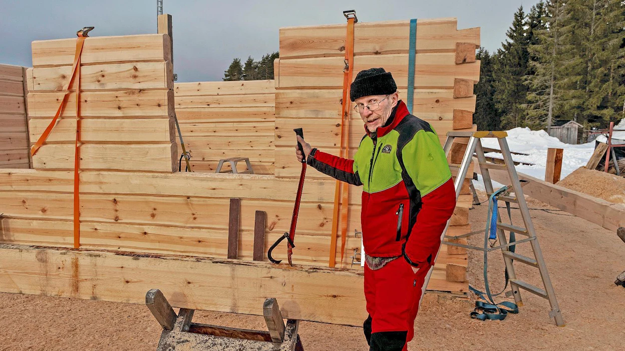 Hirsinen rakennus kelpaa moneen tarpeeseen. Haastatteluhetkellä työn alla oli hirsikehikko muusikkoperheen harjoittelutilaksi, Vesa Sairanen kertoo.