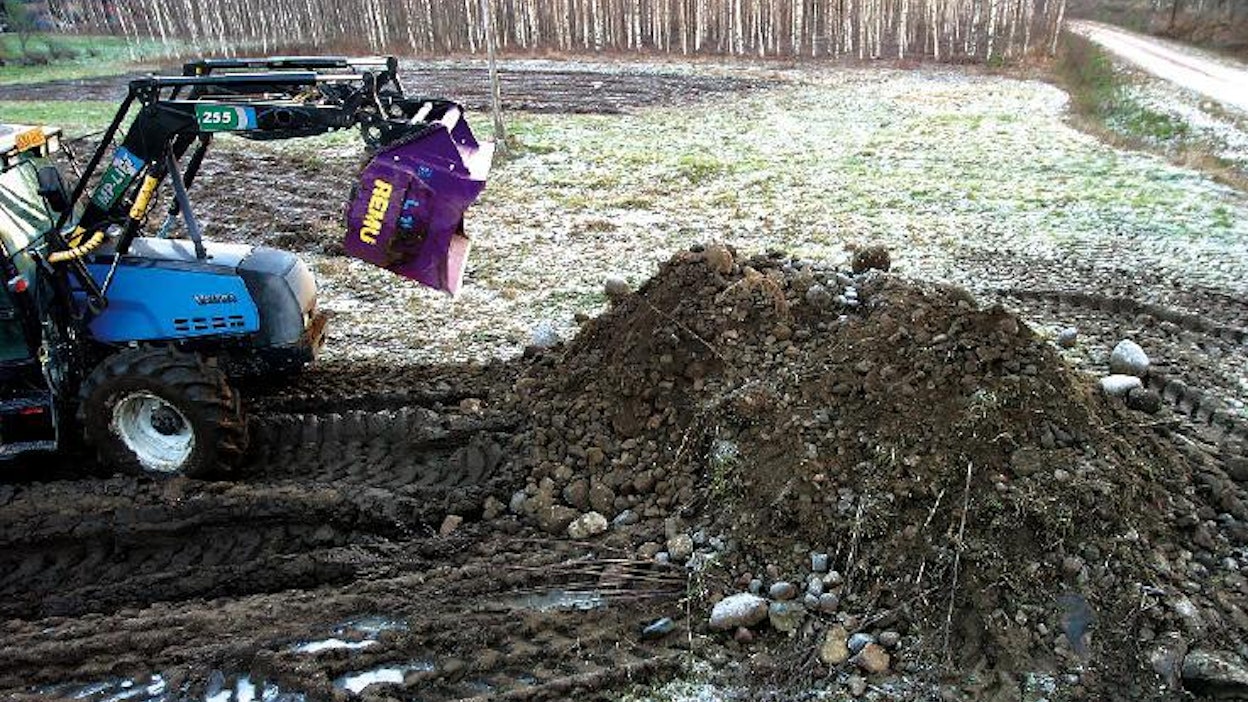 Pyöräkoneella seulottaessa maaperä liejuuntuu märällä kelillä. Upottavalla alustalla kaivukonesovitteinen kauha on käyttökelpoisempi. Työskentely on myös joutuisampaa, koska koneella ei tarvitse liikkua edestakaisin, vaan kivien tyhjentäminen kauhasta käy pelkästään ylävaunua pyöräyttämällä.