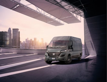 Fiat Ducato saa uuden ilmeen niin ulkopuolelle kuin ohjaamoon. Keulaa koristaa Fiatin uudistunut logo sekä LED-päiväajovalot. Uusi kojelauta ja ohjauspyörä ovat näkyvimmät uudistukset.