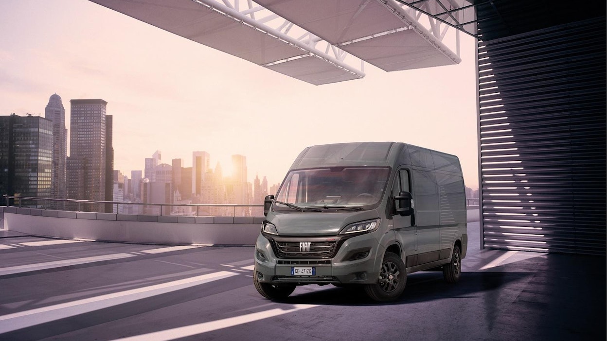 Fiat Ducato saa uuden ilmeen niin ulkopuolelle kuin ohjaamoon. Keulaa koristaa Fiatin uudistunut logo sekä LED-päiväajovalot. Uusi kojelauta ja ohjauspyörä ovat näkyvimmät uudistukset.