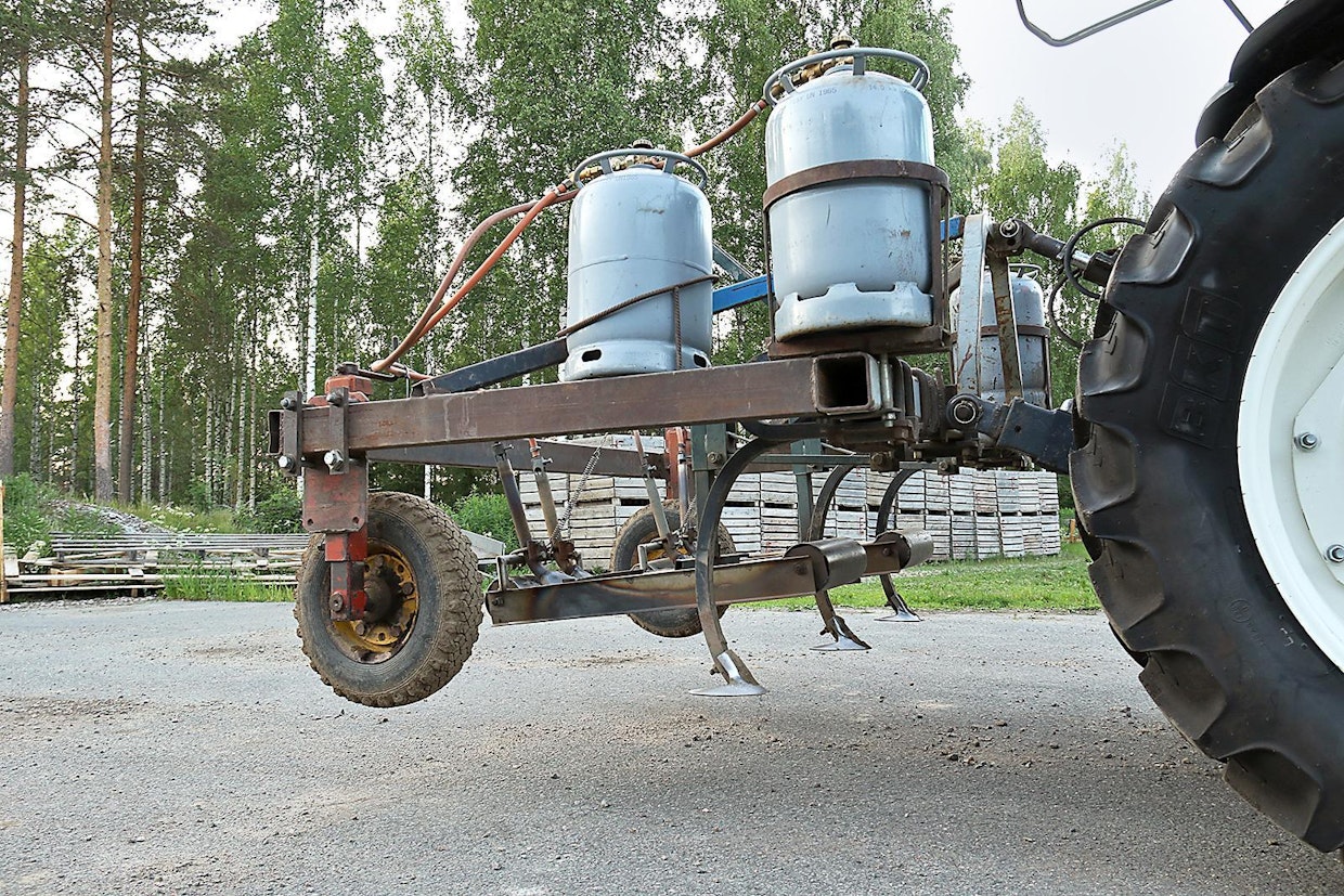 Liekityslaitteessa on hanhenjalkaterät, jotka torjuvat penkkien väleissä olevia rikkakasveja. Poltinten tuottama lämpö estää kaasupullojen jäätämisen.