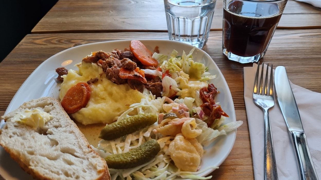 Lounaaseen sisältyi kolme salaattivaihtoehtoa sekä erillisiä lisukkeita, kuten aurinkokuivattua tomaattia.