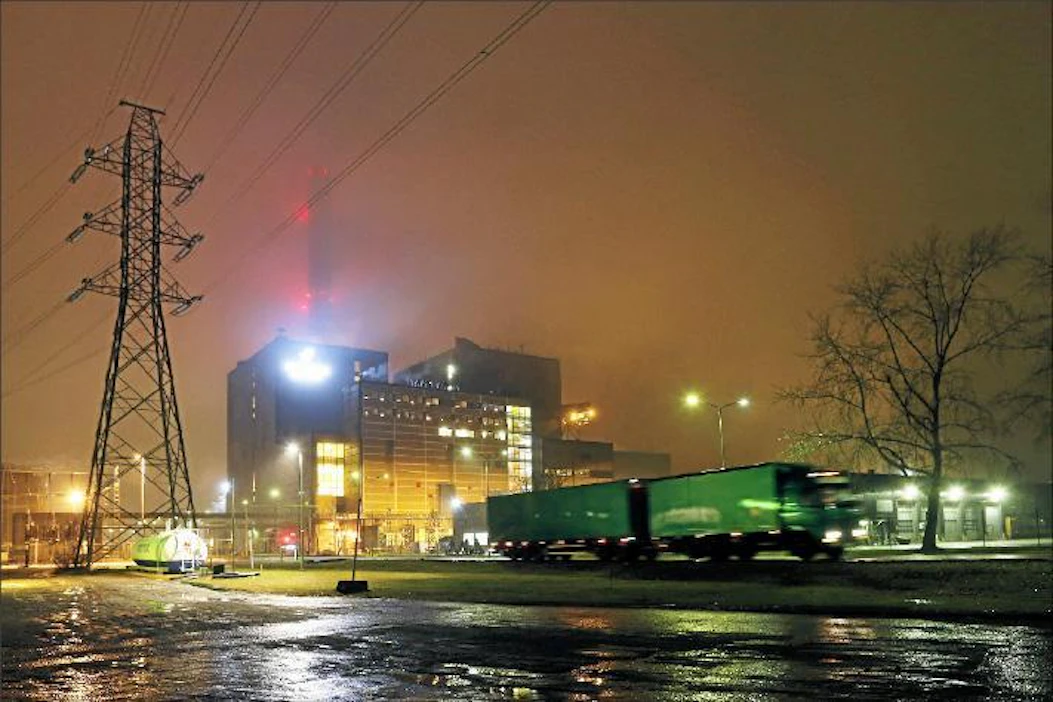 Turvetta tarvitaan myös energialaitosten polttoainehuollon ja laitosten teknisen toimivuuden parantamiseksi, kirjoittaa Raimo Piirainen. Kuva Oulusta Toppilan voimalaitoksista, jotka polttavat kattiloissaan puuta ja turvetta. Pekka Fali