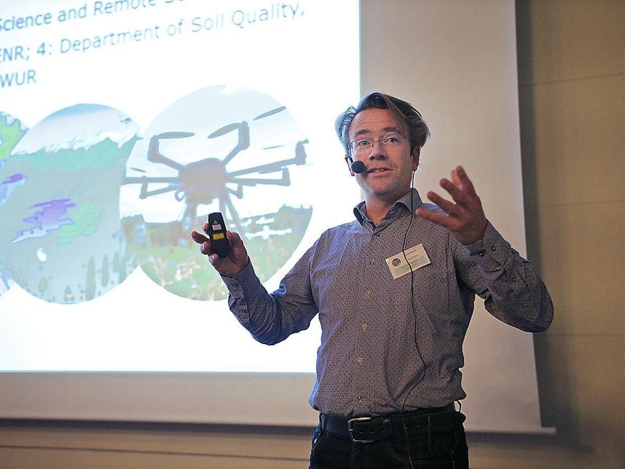 Apul. prof Lammert Kooistra Wageningenin Yliopistosta valotti Droonit maa- ja metsätaloudessa -tapahtumassa UAV-teknologian tuoreimpia kehitysaskelia.