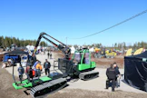 Aurinkoinen sää suosi uutta metsäalan näyttelyä Haapavedellä. Esillä oli muun muassa etualan Jarcrac- yhdistelmäkone, jonka varustelussa näkyi uusi yhteistyö Nisula Forestin kanssa. Nosturi, hakkuupää ja niiden ohjausjärjestelmä oli Nisulalta ja näin jälkimarkkinointi sujuu kahden yrityksen voimin.