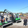 Aurinkoinen sää suosi uutta metsäalan näyttelyä Haapavedellä. Esillä oli muun muassa etualan Jarcrac- yhdistelmäkone, jonka varustelussa näkyi uusi yhteistyö Nisula Forestin kanssa. Nosturi, hakkuupää ja niiden ohjausjärjestelmä oli Nisulalta ja näin jälkimarkkinointi sujuu kahden yrityksen voimin.