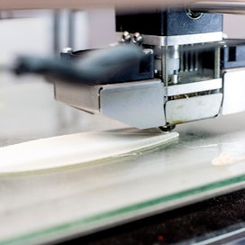 3D-tulostukseen kehitetään jatkuvasti uusia materiaaleja. Kuvassa on tulostumassa puukuitupohjainen osa.