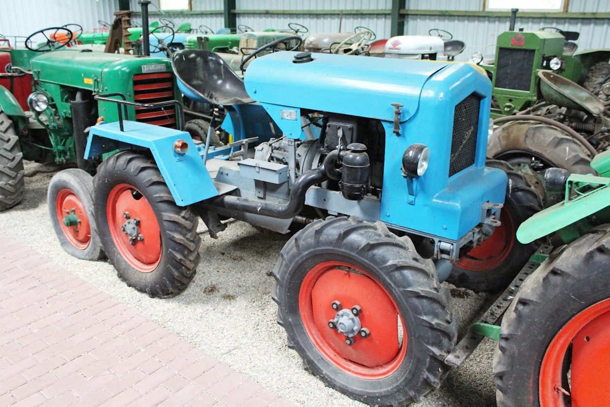 Georg R. Wille osti Liittoutuneiden ylijäämävarastoista Jeeppejä ja muunteli niistä 4-vetoisia Stier-traktoreita. Vuonna 1950 yhtiökumppaniksi tuli Franz Westermann, mutta tuumat eivät käyneet yksiin ja Wille poistui kuvioista. Tämän jälkeen merkki oli Nordtrak vuoteen 1957 asti, jolloin firma meni konkkaan. Kuvan Stier 20 on vuosimallia 1950. Moottori on 1-sylinterinen Hatz 2-tahtidiesel, akselistot ja voimansiirto on Jeepistä. Uudemman mallista Stieriä tuotiin Suomeenkin muutamia kappaleita, mutta valmistus oli tuolloin jo päättynyt. (Sonsbeck)