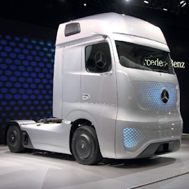 Näyttelyn teeman mukaisesti Mercedes-Benz esitteli tulevaisuuden kuorma-auton. Itseohjaavalla kuorma-autolla on jo ajettu ensimmäiset testit. Daimlerin kehittämä Highway Pilot -avustinjärjestelmä vastaa auton ohjaamisesta autonomisesti. Daimlerin tavoitteena on saada tekniikka käyttöön vuoteen 2025 mennessä.