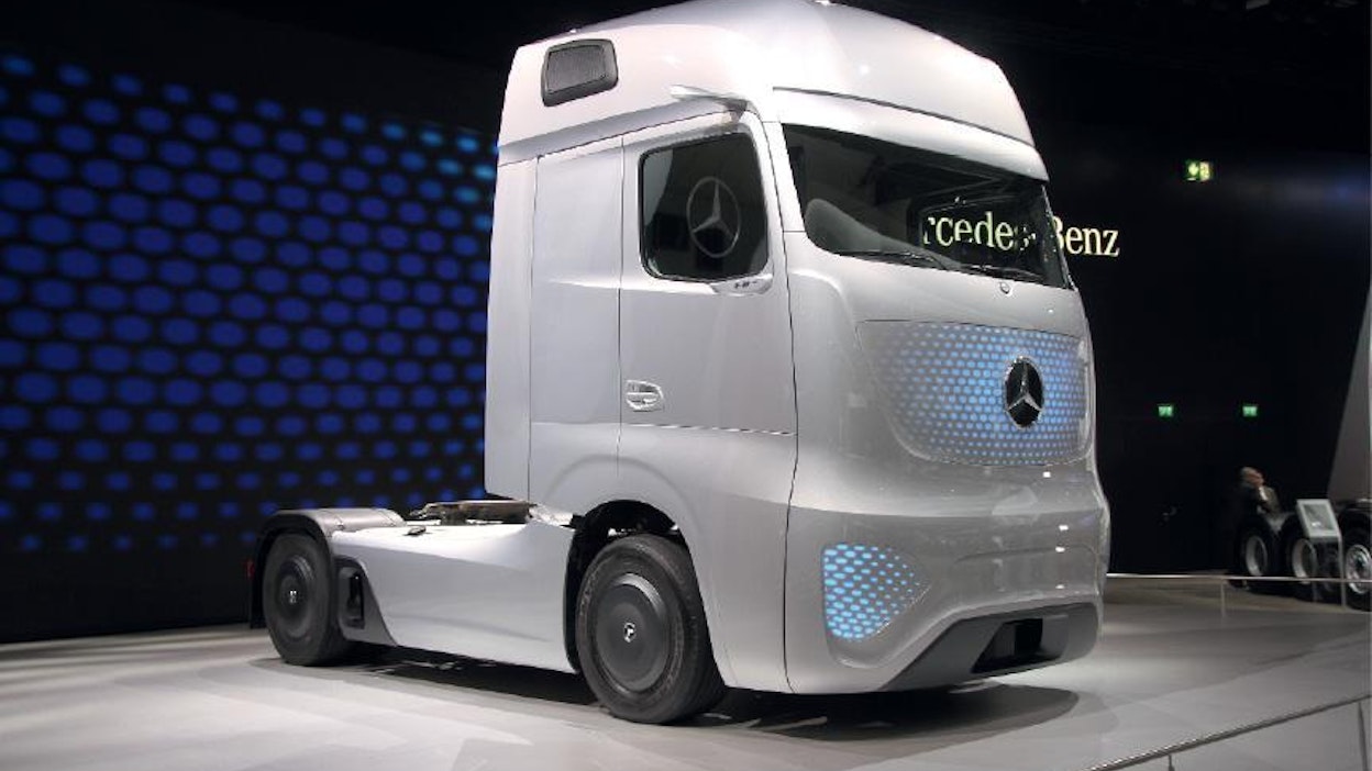 Näyttelyn teeman mukaisesti Mercedes-Benz esitteli tulevaisuuden kuorma-auton. Itseohjaavalla kuorma-autolla on jo ajettu ensimmäiset testit. Daimlerin kehittämä Highway Pilot -avustinjärjestelmä vastaa auton ohjaamisesta autonomisesti. Daimlerin tavoitteena on saada tekniikka käyttöön vuoteen 2025 mennessä.