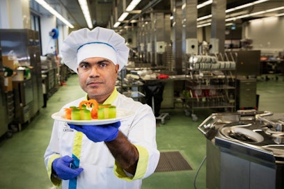 Nalin Sanjeeva ­Muthugalage Donille on  tärkeää tuottaa hyvää mieltä asiakkaille ja toteuttaa luovuuttaan tilaustarjoiluissa.