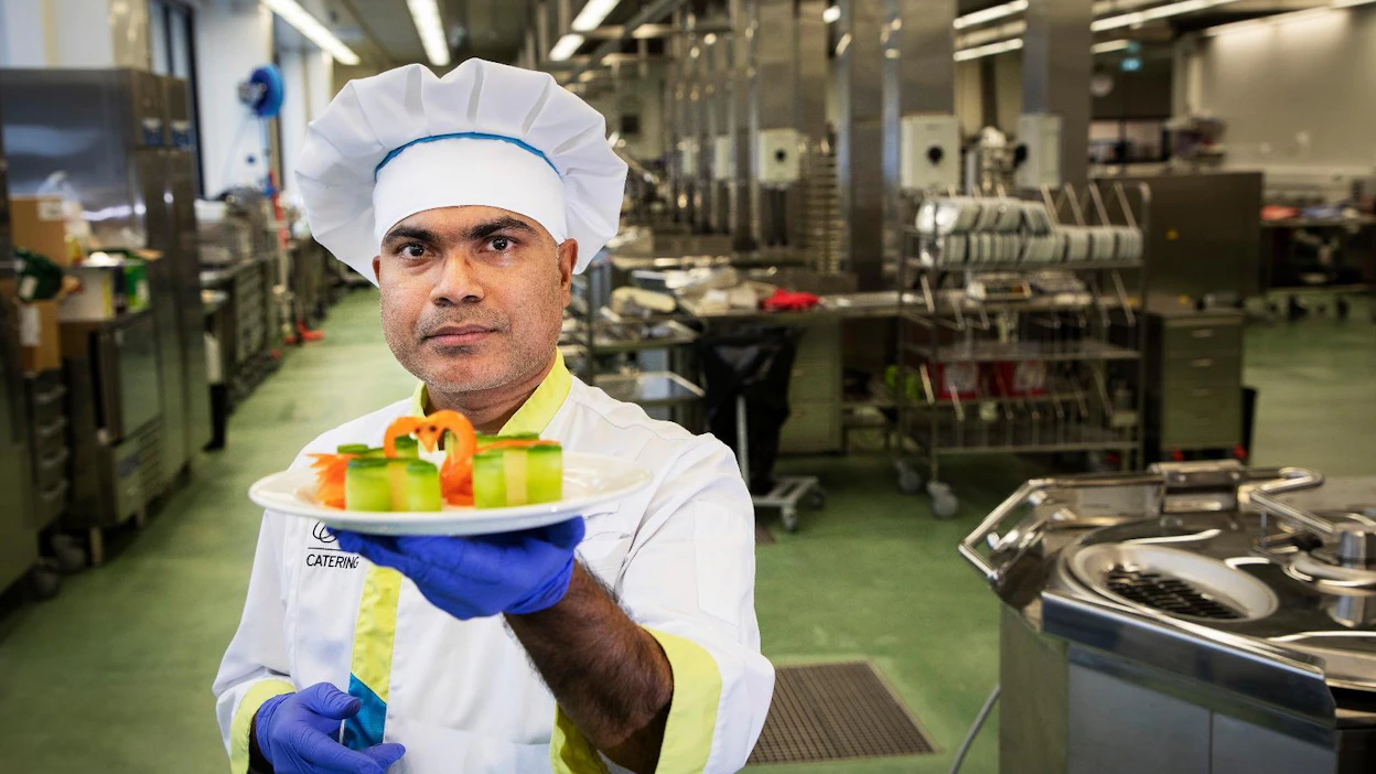 Nalin Sanjeeva Muthugalage Donille on tärkeää tuottaa hyvää mieltä asiakkaille ja toteuttaa luovuuttaan tilaustarjoiluissa.