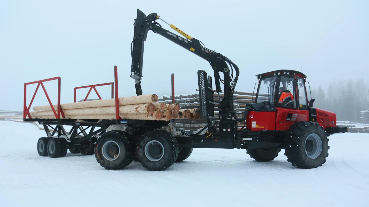 Metsäkone vieraalla maalla, voisi todeta Finprofile Ltd:n Komatsu 895 -kuormatraktorista. Yritys on käyttänyt jo pitkään metsäkoneita pylväsvaraston kuljetuksissaan.