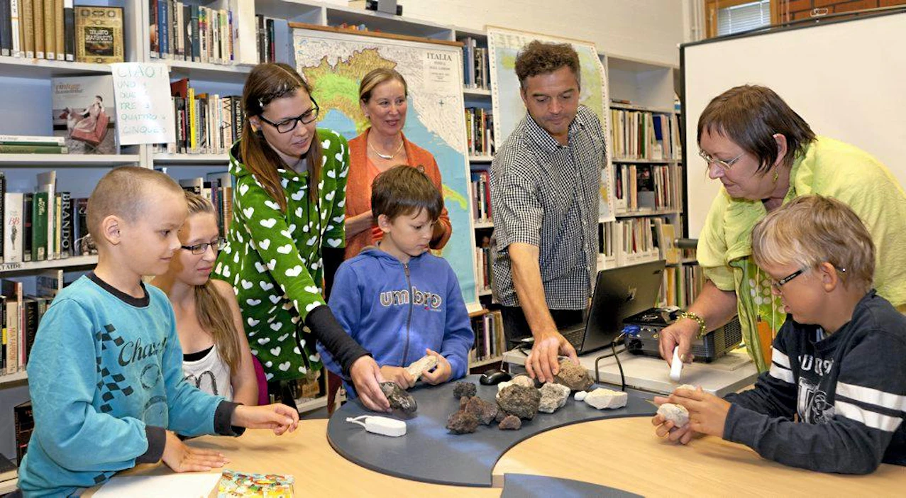 Kirjasto seikkailupäivä; Yli-Härmän kirjastossa 30.7.2013.lapset vasemmalta oikealle Eero Saunala; Edith Itäniemi; Okki Itäniemi; Eelo Itäniemi; aikuiset vasemmalta alkaen; Kulttuuriohjaaja Maaria Koivula-Talkkari; kaupunginvaltuutettu Marketta Kangas; Andrea Burci sekä Marja-Leena Mäkelä.