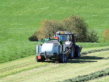 AMC-yhdistelmäkoneen käärintälaite on nopea ja tarkka, limitys on 50 %.