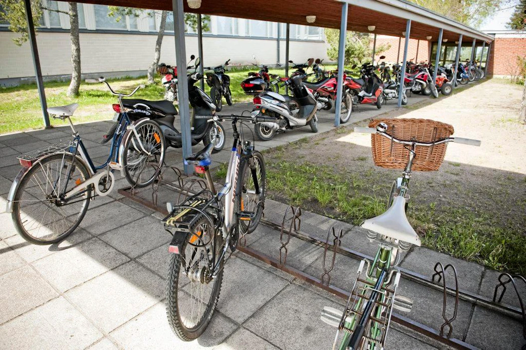 koululaisten polkupyörät ja mopot Elimäen lukion pihalla Elimäen lukio koulu opiskelu opiskelija