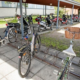 koululaisten polkupyörät ja mopot Elimäen lukion pihalla Elimäen lukio koulu opiskelu opiskelija