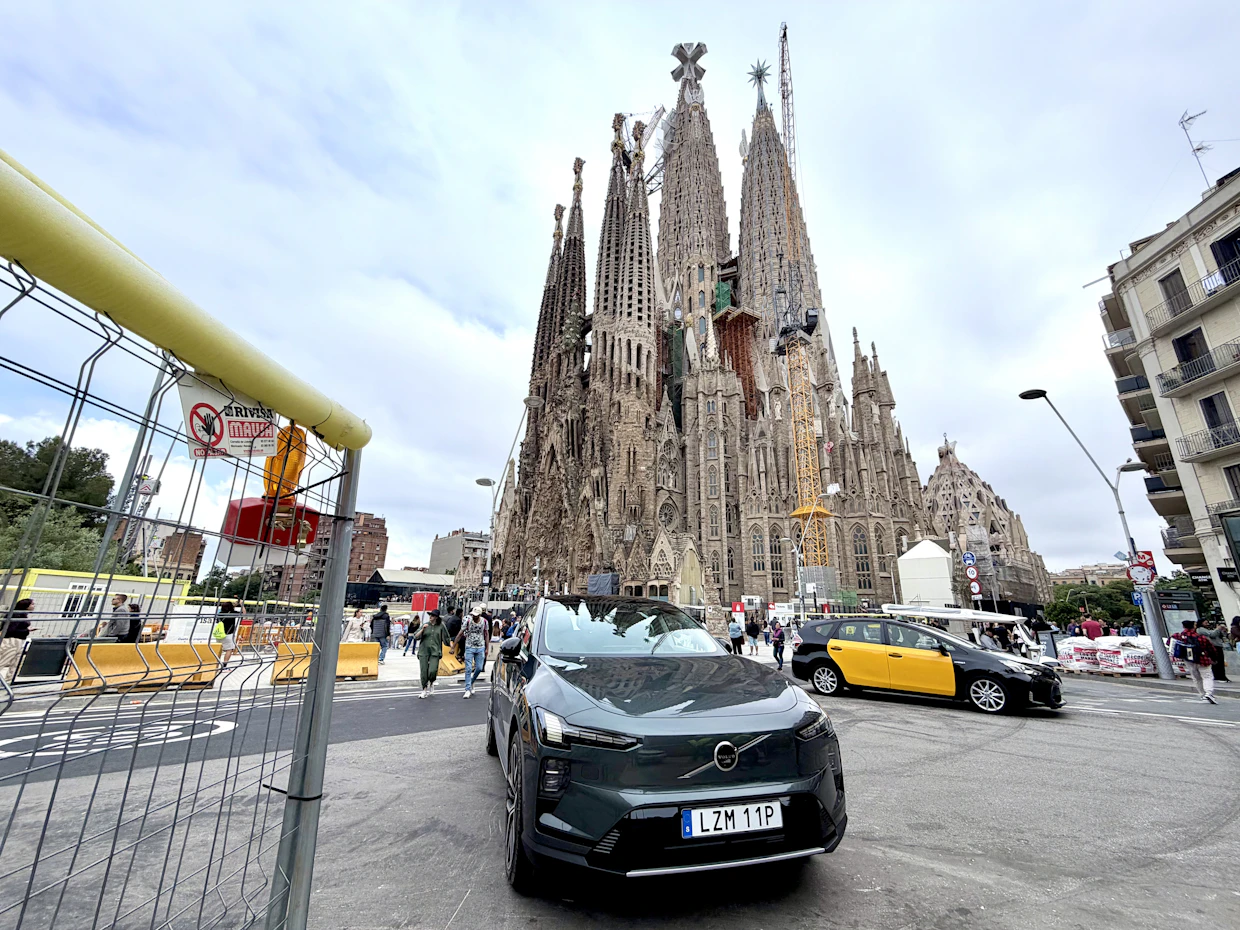 Uusi Volvo valmistui samaan aikaan kuin 144 vuotta kesken olleen Sagrada Familia -kirkon tornit Barcelonassa.