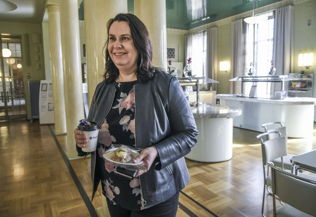Perustuslakivaliokunnan puheenjohtaja Johanna Ojala-Niemelä (sd.) kertoi keskiviikkona illansuussa ravintoloiden sulkemista koskevasta poikkeusasetuksesta. LEHTIKUVA / MARKKU ULANDER