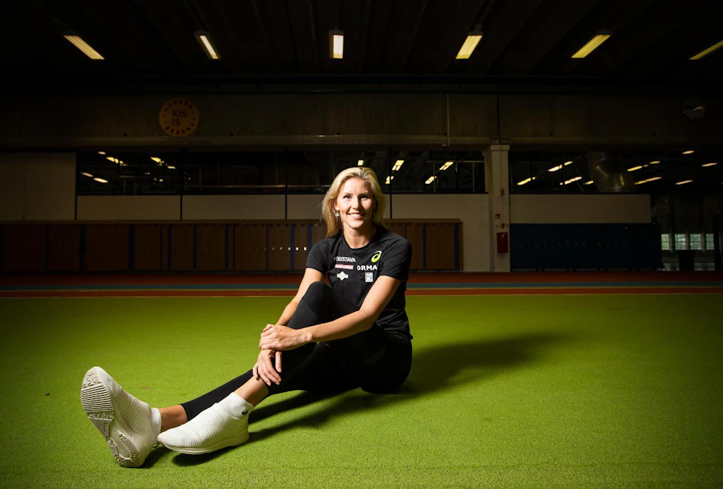 Kristiina Mäkelä on mukana Dohan MM-kisoissa naisten kolmiloikassa. Yleisurheilun MM-kisat käynnistyvät tänään.