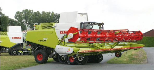 Claas Lexion 750 varustettuna uudella, 12-metrisellä Maxflow-pöydällä ja uusilla, jousitetuilla kumitelastoilla. Maxflow-pöydässä syöttöruuvi on korvattu mattokuljettimilla, jotka siirtävät terältä tulevan materiaalin tavanomaisella sormijärjestelmällä varustetulle syöttörummulle. Mattosyöttö varmistaa tasaisen materiaalivirran heikommankin kasvuston puinnissa.