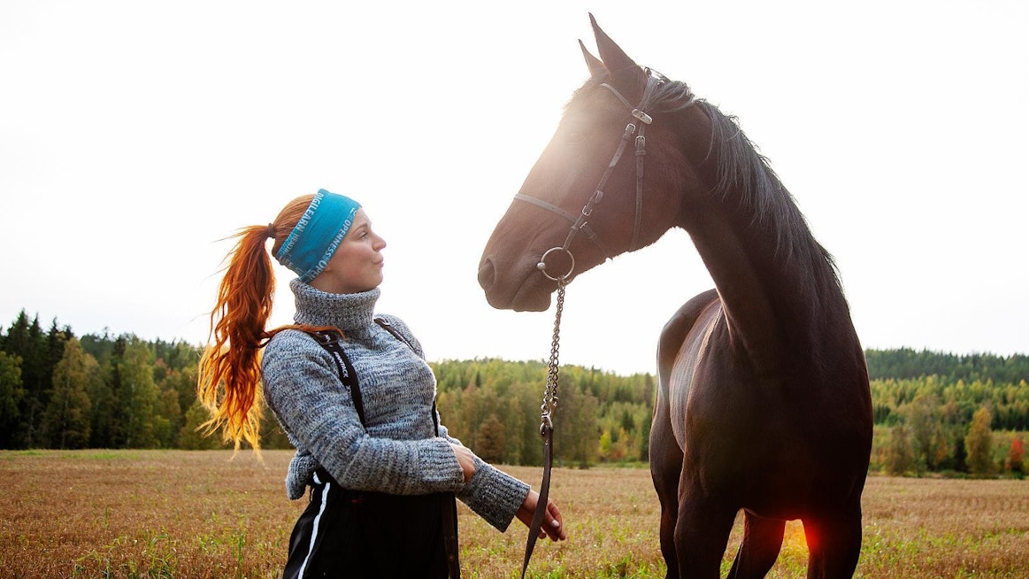 Reetta Tervonen harrastaa ja tekee töitä hevosten, kuten Elsa Von Bentzin, kanssa. Lisäksi hän opiskelee akvaattisia tieteitä Jyväskylän yliopistossa ja työskentelee ravintola-alalla.