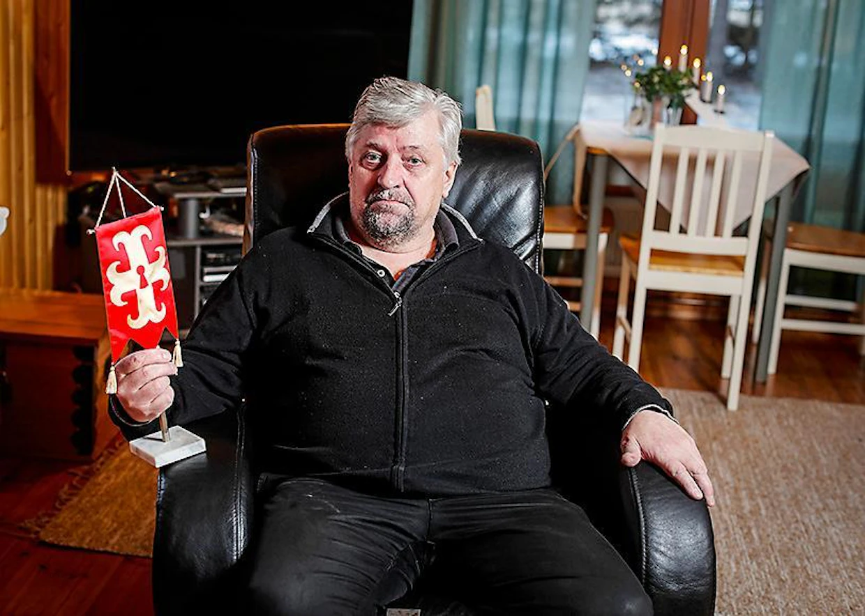 Karstulan kuntavaakunaa esittelevä kunnanvaltuuston nokkamies Gunnar Muhonen (kesk.) uskoo, että seudun kehittämiseen saadaan uutta vauhtia kun nykyisten kuntien taloudelliset vahvuudet yhdistetään