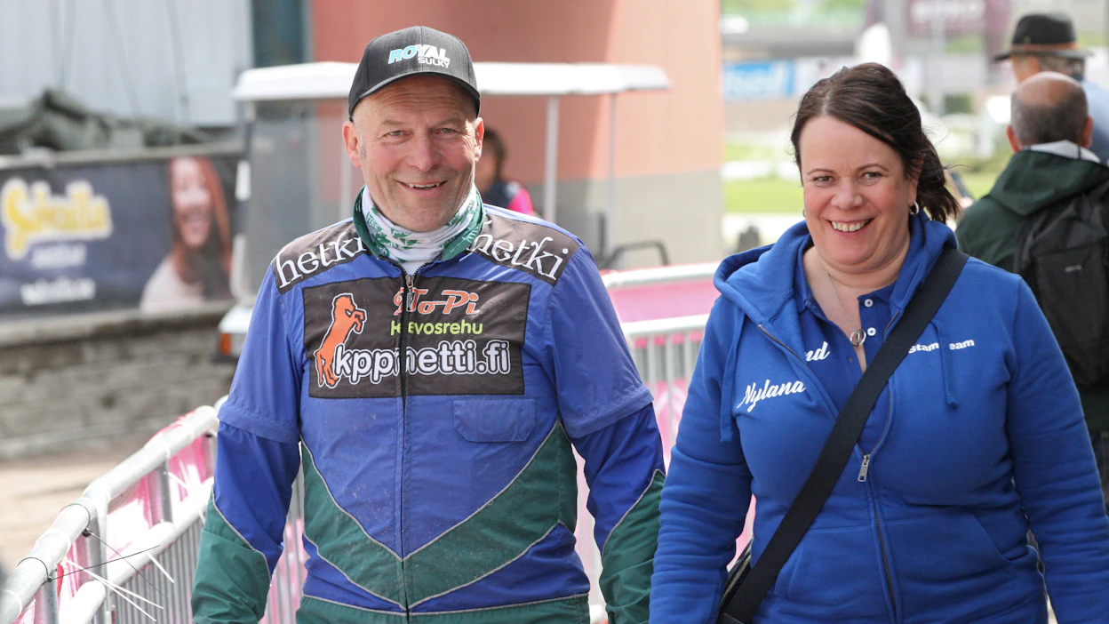Antti ja Tiina Ala-Rantala ovat tuttu näky raviradoilla. Kuvassa pariskunta tämän vuoden Elitloppet-sunnuntaina.