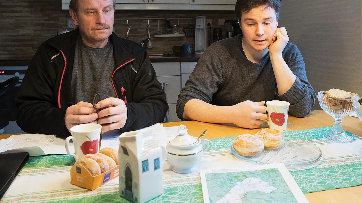 Tapio Kehus ja Antti Karen omistavat metsää Kuivajoen pohjoispuolen metsästysseuran alueella. He toivovat lisää hirvilupia, jotta metsätuhot vähenisivät.