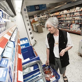Ruoholahden Citymarketissa maitohyllyä tutkinut helsinkiläinen Ritva Nyqvist ostaa usein Valion maitoa. Hinta-laatusuhde on hänelle tärkein valintaperuste. Ville-Petteri Määttä