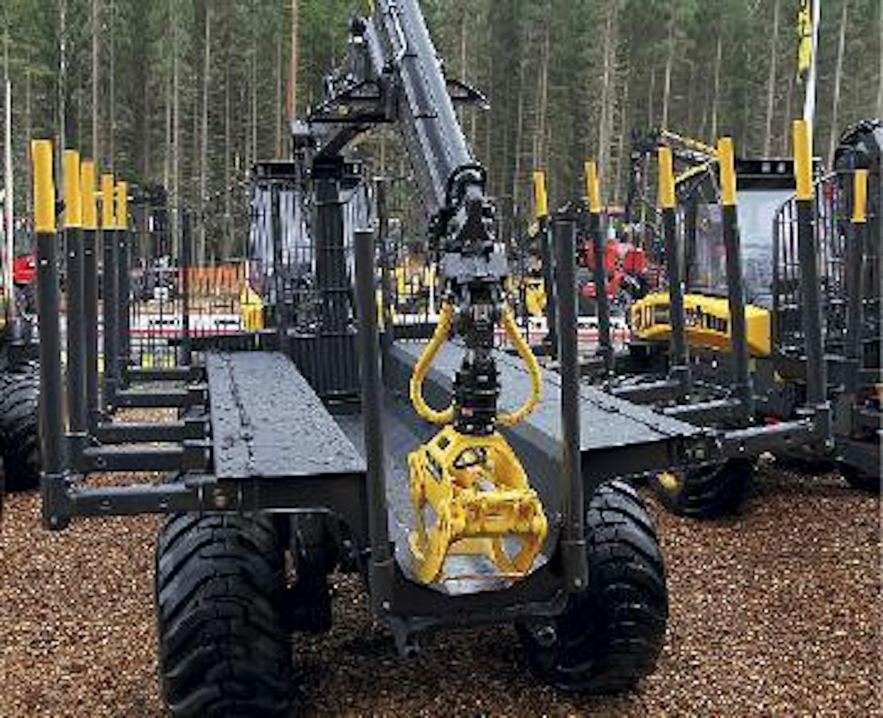 Ponssen lisävarustelistalta on ruksittavissa myös tehdasvarusteena kantojenkuljetusvarustus. (TH)