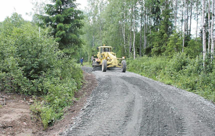 Ikä painaa vanhaa Lokomoa, mutta silti tien pinta muotoutuu vauhdilla.