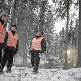 Metsäautotie säästää isot rahat hakkuissa ja metsien hoidossa, toteavat tielinjalla Matti Närhi (vas.), Mika Hytönen ja Ilari Pirttilä. Toni Vallasjoki