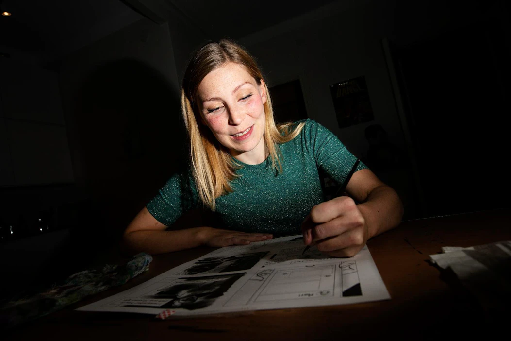 Viivi Rintanen piirtää parhaillaan Hulluussarjakuvia. Niiden taustalla on ihmisten lähettämät todelliset tarinat mielenterveysongelmista, kuten perheenjäsenten alkoholismista.
