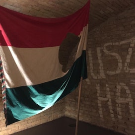 Unkarin kansannousun symboliksi nousi Unkarin lippu, jossa on reikä keskellä. Lipusta on poistettu kommunistivaakuna.