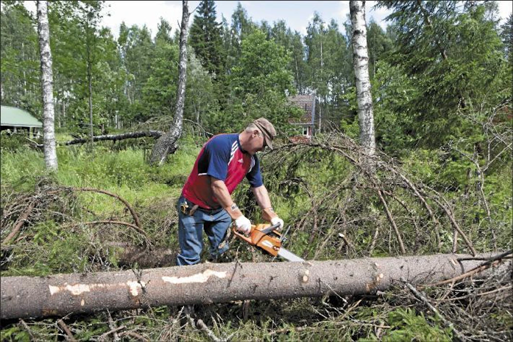 Mänttä-Vilppulan Pohjaslahden kylässä Jyrki Kekola sahasi perjantaina tietä auki isänsä kotitilalle. Kekolan mukaan puuskat pyyhkäisivät lähistöllä nurin useita hehtaarin tai kahden aukkoja. Rami Marjamäki