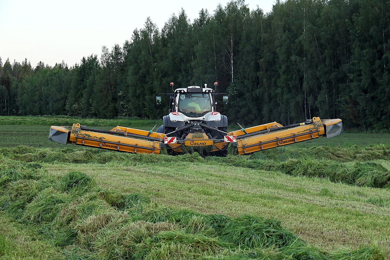 Takayksikköjen päistekorkeus voidaan määrittää ohjaimelta haluttuun kulmaan. Päisteasennossa niittoyksiköt myös menevät automaattisesti leveimpään asentoonsa, mikä parantaa päistekorkeutta entisestään.