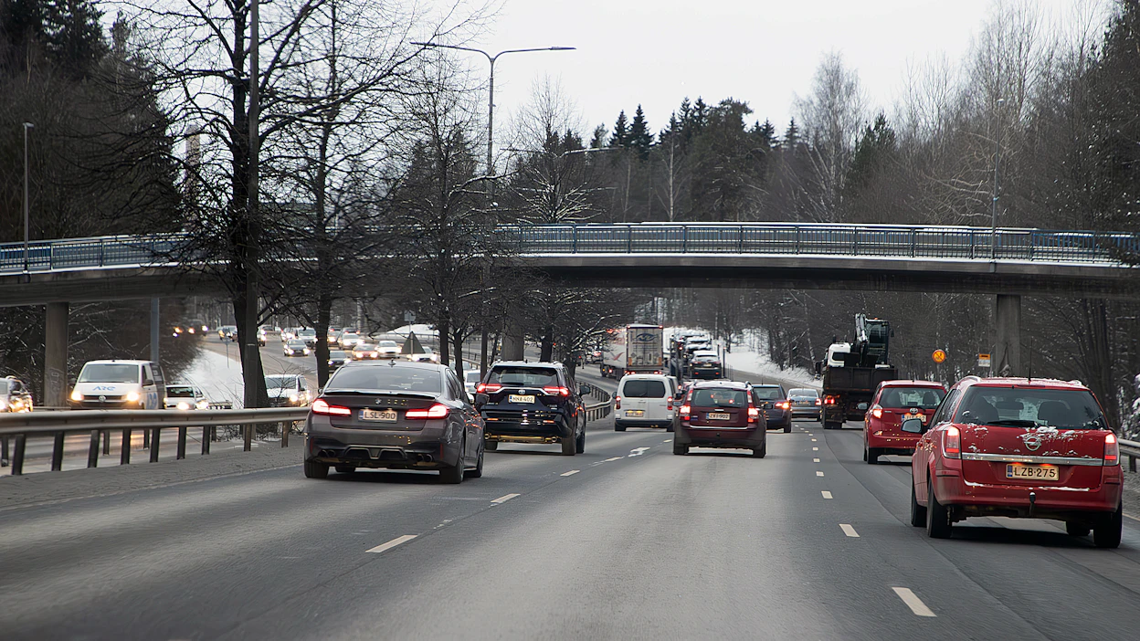 Ajokelivaroitus on voimassa laajalti maan etelä- ja keskiosassa torstaina ja perjantaina lumisateen vuoksi.