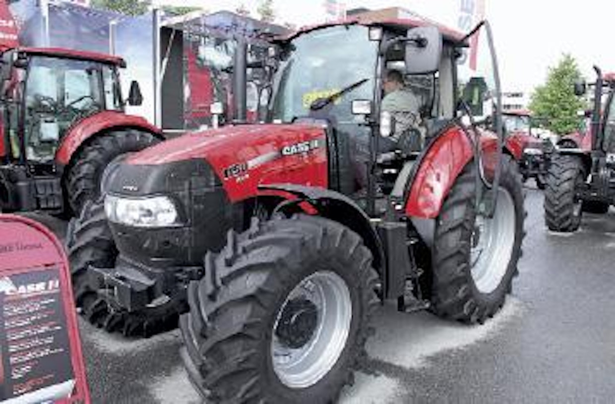 Agritekin uusi Case IH Farmall U Pro -sarja koostuu kolmesta mallista. Kaikissa on sama 3,4-litrainen nelosmoottori. Mallikohtaiset tehot ovat 73, 77 ja 84 kW (99, 107 ja 114 hv). Uusi ZF-ajovoimansiirto koostuu kaksiportaisesta alue- ja neliportaisesta päävaihteistosta, neliportaisesta pikavaihteesta sekä sähköhydraulisesta suunnanvaihtimesta. Välityksiä on 32 molempiin suuntiin ja ajonopeushaarukka on 1,8–40 km/h. Vaihdevivun päässä on aiemmista Case IH:sta tuttu Multicontroller-kahva, jonka päässä olevilla painikkeilla hallitaan pikavaihdetta, ajokytkintä, ajosuunnanvaihtoa, takanostolaitetta ja kahta ulkopuolisen hydrauliikan lohkoa. (HH)